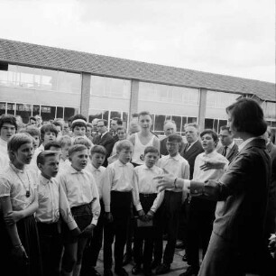 Am Exerzierplatz: Mittelschule (Gemeinschaftsschule) Harksheide: Einweihung der Turnhalle: ein Schülerchor singt, dahinter Gäste