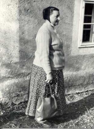 Alltagstracht aus Radibor : Kleidung - katholische Tracht. Ort: Radwor / Radibor. Tracht zum Einkauf innerhalb des Ortes. Ohne Kopfschleife, mit modischer Strickjacke. Vgl. Lětopis C 11/12 (1968/69).
