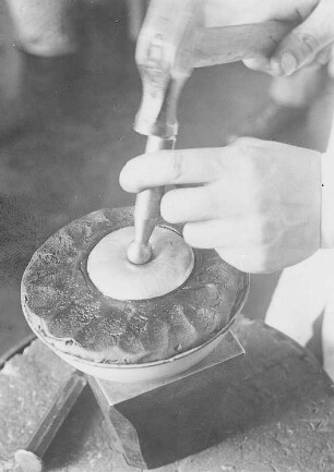 Modellieren der Vorderseite auf Pechkugel : Technikgeschichte | Edelmetallindustrie | Edelmetallindustrie | Goldschmiedewerkstadt | Der Entwicklungsgang eines Juwelenstückes