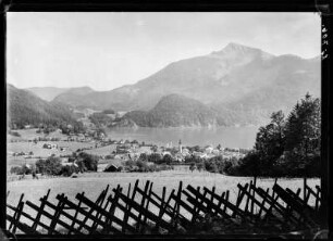 Österreich, Sankt Gilgen. Ortsansicht mit Wolfgangsee gegen Schafberg
