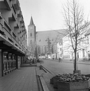 Bernau. Bürgermeisterstraße mit den Wohnhäusern 5/7 und 10/12. Blick von Süden gegen Pfarrkirche St. Marien (um 1280, 1400/1519 Umbau, 1979/1989 Sanierung)