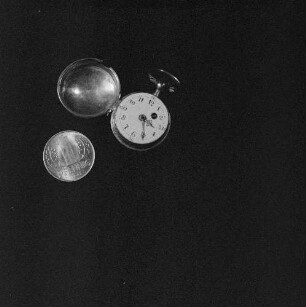 Miniaturtaschenuhr : Uhrensammlung Landrock in Zittau. Miniaturtaschenuhr. Ansicht mit Pfennig zum Größenvergleich