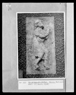 Relief mit flehender? Figur