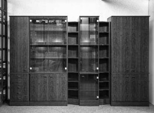 Anbauwand : Leipzig. Leipziger Herbstmesse (Vormesse), 1986. Anbauwand. Holz, folienbeschichtet in Mahagonioptik (1986; VEB Möbelkombinat Berlin (MKB))