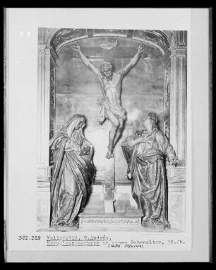 Nebenaltar, Kreuzigungsgruppe