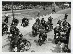 Start beim interzonales Straßen-Motorradrennen in Berlin
