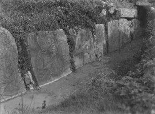 Eingangsbereich einer Tempelanlage : Steintafeln mit Bildern im Eingangsbereich einer Tempelanlage.