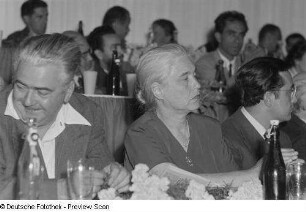 Anna Seghers (Mitte) mit weiteren Teilnehmern der Tagung des Weltfriedensrates