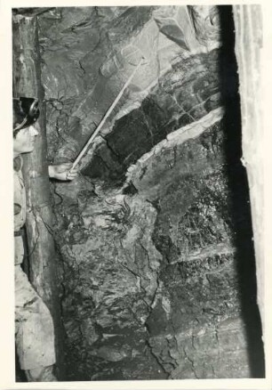 Dresden-Gittersee. Grubenfeld Gittersee. Aufhauen 3 ab Strrecke 361 bei 68 m. Stoßbild 5. Flöz, vor Kamm verbogen und gestaucht
