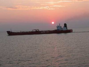 Ostsee - Frachter bei Sonnenuntergang : Frachtschiff abends auf der Ostsee. Aufgenommen im September 2004