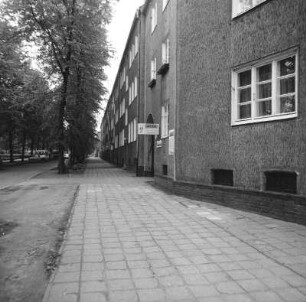 Cottbus-Ströbitz, Friedrich-Engels-Straße 61/67. Wohnblock (1930/1940). Straßenansicht von Norden