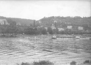 Wachwitz (Dresden-Wachwitz). Ansicht mit Anlegestelle und Personenseitenraddampfer "Riesa". Blick vom linken (Tolkewitzer) Ufer über die Elbe nach Nordost