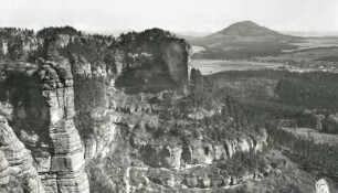 Böhmische Schweiz, Prebischtorgebiet. Flügelwände (Křídelní stěny) mit Beckstein (Pevnost ). Blick nach Südost zum Rosenberg (Růžovský vrch)