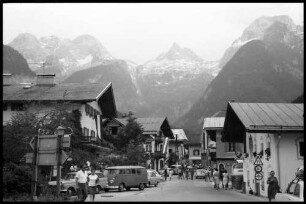 Lofer: Ortsstraße mit Loferer Steinberge und Breithorn, 2413 m