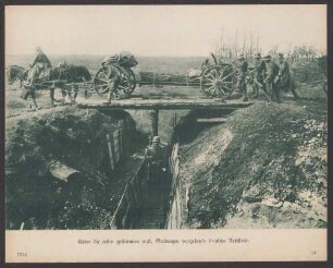 Ueber die ersten gestürmeten engl. Stellungen vorgehende deutsche Artillerie.