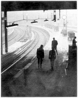 Blick auf ein verschneites Bahngleis