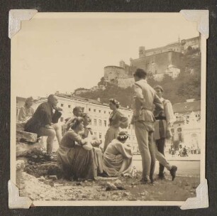 Statisten/Schauspieler/Darsteller der Tischgesellschaft am Kapitelplatz in Salzburg anlässlich einer "Jedermann"-Aufführung mit Festung Hohensalzburg im Hintergrund