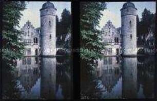 Blick auf das Wasserschloss Mespelbrunn im Spessart-Tal
