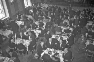Lörrach: Tisch mit Gästen; von oben
