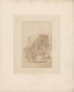 Schwarzwaldhaus auf Umzugswagen bei der Silbernen Hochzeit (?) von Großherzog Friedrich I. von Baden und Großherzogin Luise