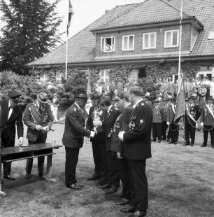 Volks- und Schützenfest: Schützenverein von Elmenhorst und Umgebung von 1962 e.V.: Festplatz vor ehemaliger Volksschule: Ehrung der Sieger-Herrenmannschaft des Schützenvereins Trittau im Beisein von Bürgermeister Martin Fründ