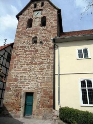 Evangelische Kirche - Kirchturm (romanisch gegründet) von Süden mit Rundbogenfenstern in den Obergeschossen in Übersicht
