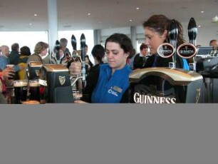 Zapfen von Guinness-Bier in der Sky Bar des Guinness-Brauerei-Museums in Dublin