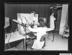 Rasterelektronenmikroskop (EF2) Koll. Mika, Foto 1985