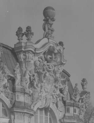 Dresden. Zwinger, Wallpavillon, Mittelkartusche des Obergeschoß und Herkules Saxonicus