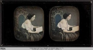 Seitlich sitzende Frau mit Buch