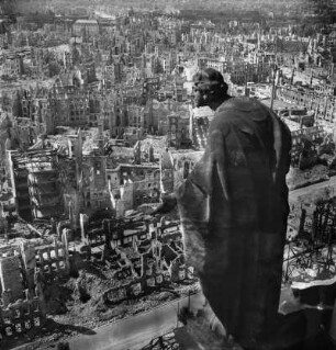Blick vom Rathausturm nach Süden : Dresden. Blick vom Rathausturm nach Süden mit der Allegorie der Güte (auch: Bonitas; Skulptur von August Schreitmüller, entstanden 1908/1910), Aufnahme 1945, verso mit Fotografenstempel
