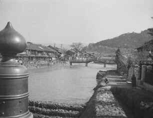 Ortsteilansicht von Sakaide : Uferweg mit Blick auf eine Brücke (vielleicht über einen Kanal)