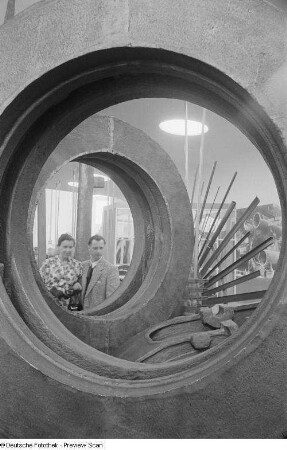 Besucher betrachten Exponate in der Sektion Metallurgie, Technische Messe 1953