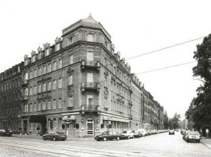 Dresden-Neustadt, Fritz-Reuter-Straße 21/Ecke Friedensstraße. Wohnhaus (Alpha Hotel; um 1895). Eckansicht mit Blick in die Friedensstraße