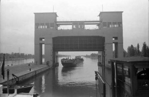 Kembs: Schleusentor von innen, Schleuse Kleinkembs