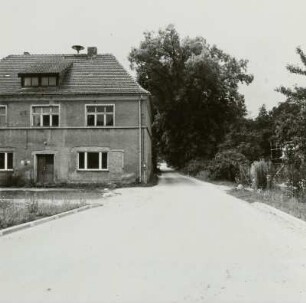 Hornow. Gutshof : Hornow (Ortsteil der Stadt Spremberg). Nebengebäude des ehemaligen Gutshofes (19. Jahrhundert). Ansicht von Osten mit Allee