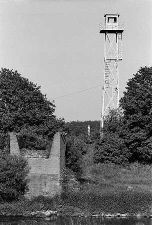 Deutsch-polnische Grenze, 1992. Zerstörte Brücke und neuer Grenzturm in Zentendorf an der Neiße