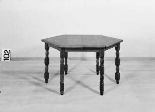 Eßtisch : Leipzig. Vormesse, 1981. Eßtisch, Eiche, z. T. gedrechselt (1981; VEB Stilmöbel Barchfeld)