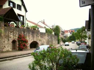 Stadtbefestigung-Stadtmauer im Süden im Verlauf nach Osten (Wehrgang abgetragen-Stadtgraben aufgefüllt)