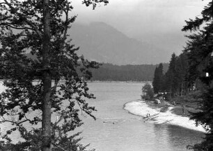 Eibsee: Durchblick auf den Eibsee, See mehr zu sehen
