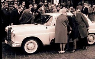 Hamburg: Hauptbahnhof, Publikum umringt Auto, das Fußballweltmeisterschaft in Chile empfängt
