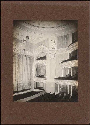 Stadttheater, Freiburg: Zuschauerraum, Blick zu Bühne und Logen
