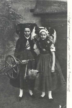 Mädchen aus Burg : Kleidung - Volkstracht-Niedersorbische Tracht. Ort: Bórkowy / Burg-Spreewald. Zwei Mädchen in Tracht mit Spinnrad.