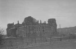 Reichstagsgebäude in Berlin : Blick auf das zerstörte Reichstagsgebäude