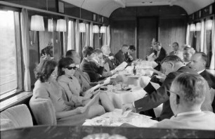 Frankfurt: Journalisten im Salonwagen der DB; Pressefahrt nach Bremen, bei Frankfurt
