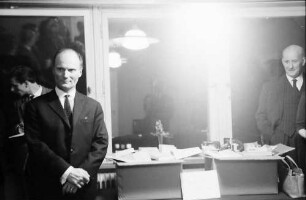 Freiburg: Amerikahaus, Übergabe der Bibliothek, Oberbürgermeister Dr. Keidel, Mr. Caroll