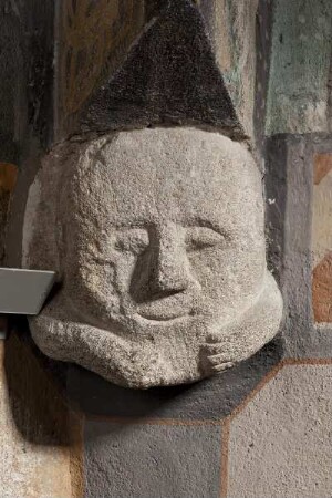 Spätromanische Konsolfiguren — Maske mit Ärmchen