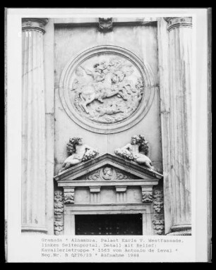 Relief am linken Seitenportal, Kavallierietruppe