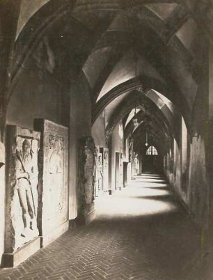 Leipzig, Paulinerkirche : Leipzig, Paulinerkirche (1240 geweiht, nach 1485 erweitert, Chor 1519-1521, Umbau 1710-1712, 1897-1899; A. Roßbach). Kreuzgang (13. Jahrhundert) mit Grabsteinen