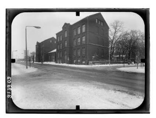 Berlin-Köpenick, Glienicker Straße 24. 4. Oberschule "Bert Heller" (Schule an der Dahme). Straßenansicht